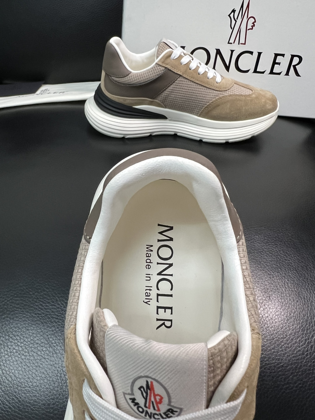 MONCLER  高品质  顶级工艺品   蒙口 新品专柜新款，原厂配置意大利进口牛皮搭配面料，高品质复