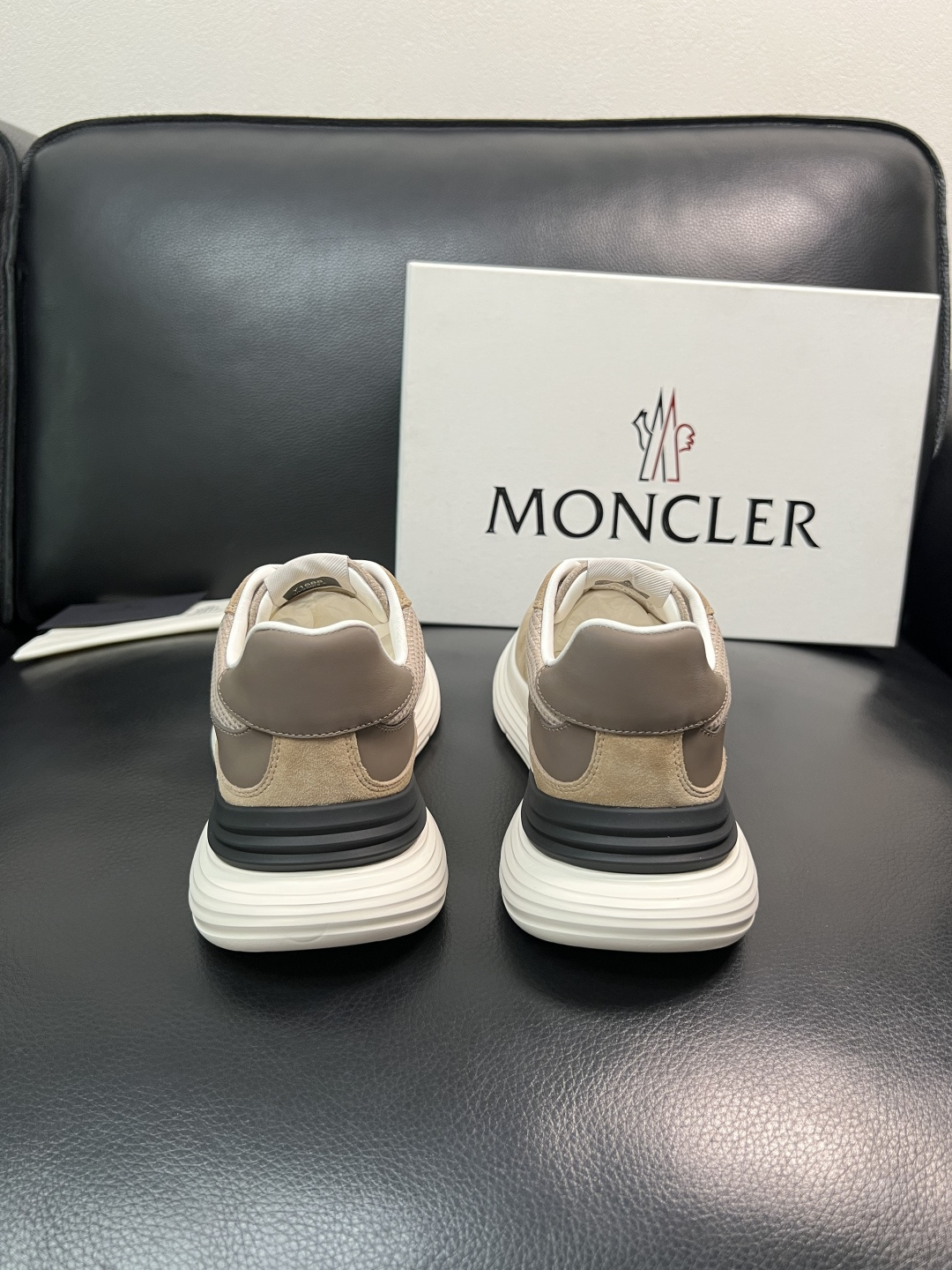MONCLER  高品质  顶级工艺品   蒙口 新品专柜新款，原厂配置意大利进口牛皮搭配面料，高品质复