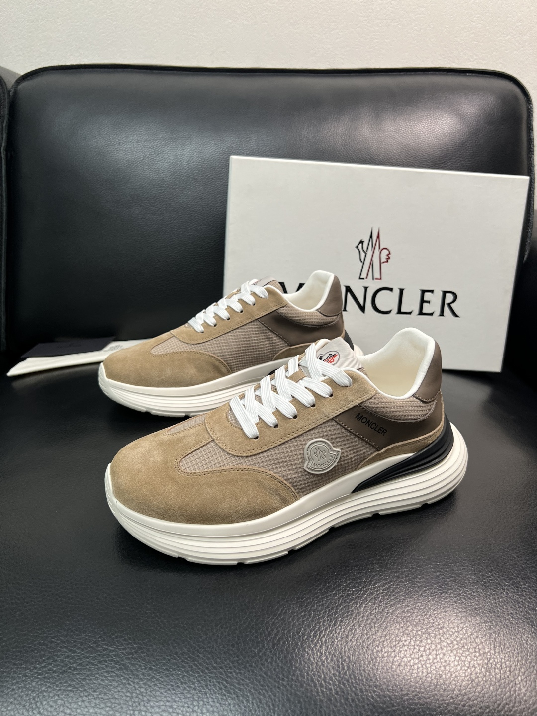 MONCLER  高品质  顶级工艺品   蒙口 新品专柜新款，原厂配置意大利进口牛皮搭配面料，高品质复