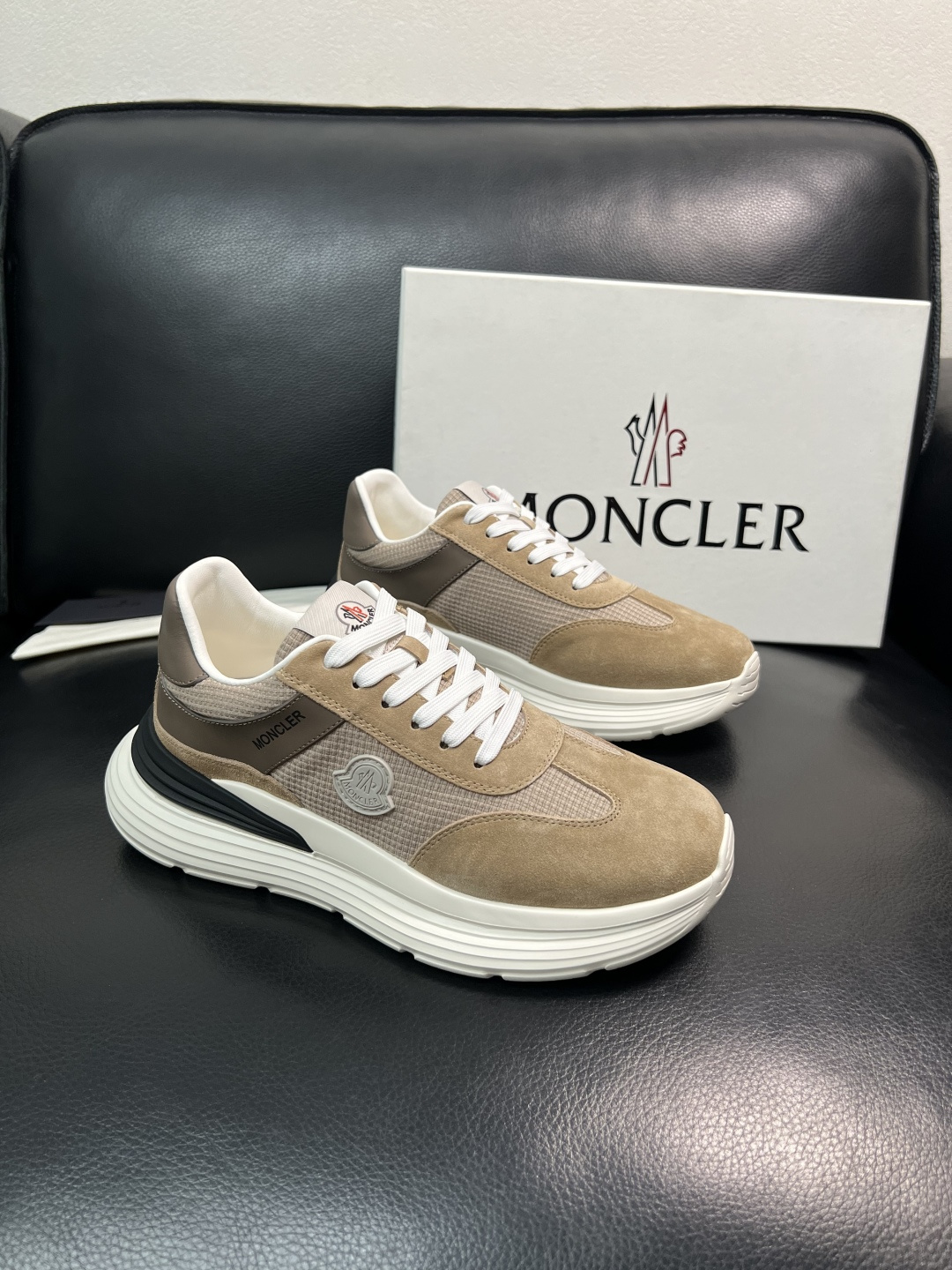 MONCLER  高品质  顶级工艺品   蒙口 新品专柜新款，原厂配置意大利进口牛皮搭配面料，高品质复