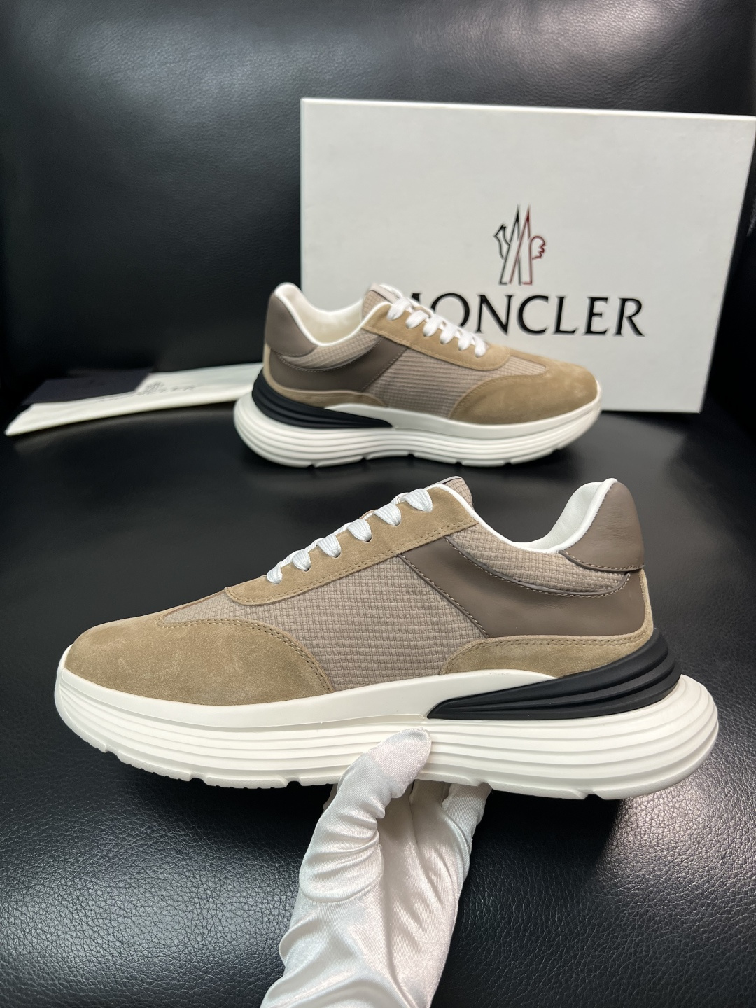 MONCLER  高品质  顶级工艺品   蒙口 新品专柜新款，原厂配置意大利进口牛皮搭配面料，高品质复