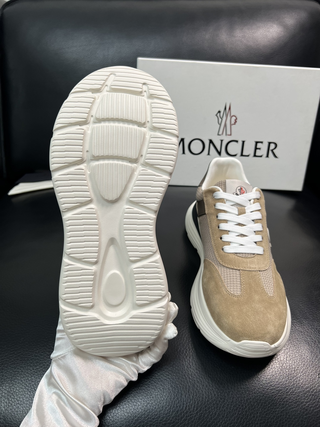 MONCLER  高品质  顶级工艺品   蒙口 新品专柜新款，原厂配置意大利进口牛皮搭配面料，高品质复