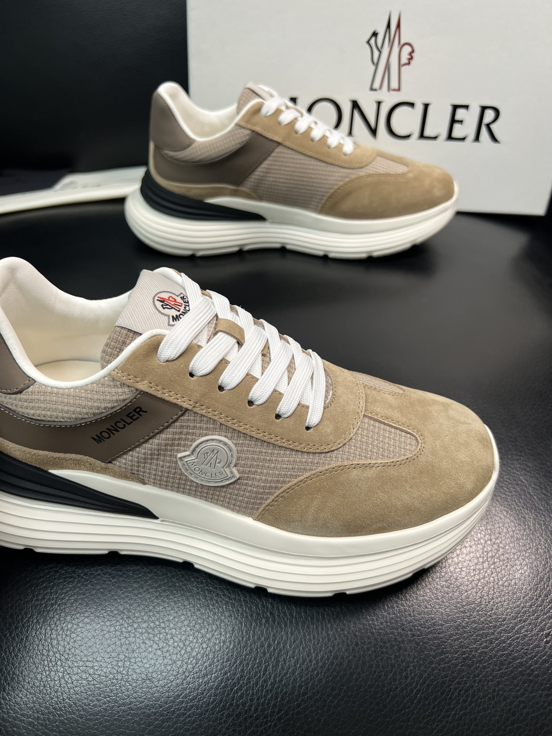 MONCLER  高品质  顶级工艺品   蒙口 新品专柜新款，原厂配置意大利进口牛皮搭配面料，高品质复