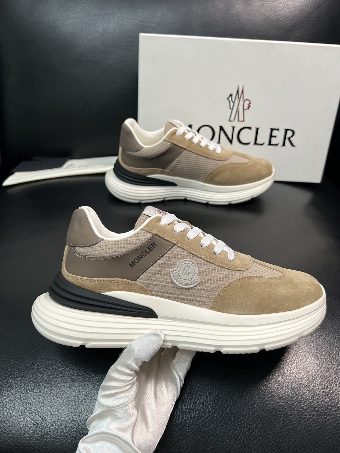 MONCLER  高品质  顶级工艺品   蒙口 新品专柜新款，原厂配置意大利进口牛皮搭配面料，高品质复