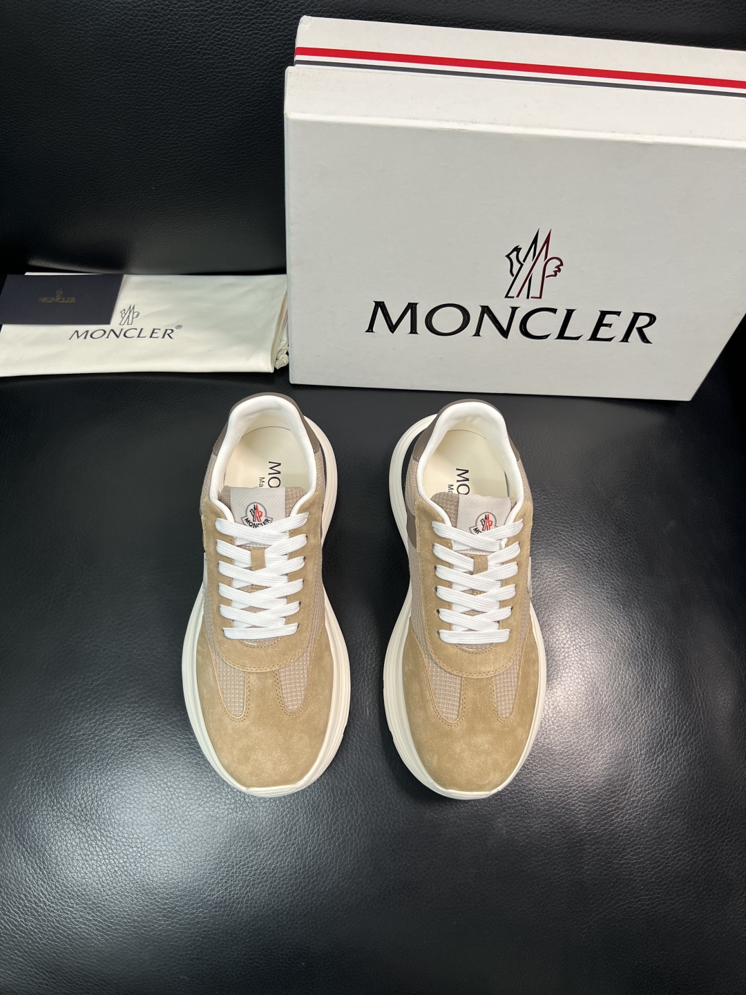 MONCLER  高品质  顶级工艺品   蒙口 新品专柜新款，原厂配置意大利进口牛皮搭配面料，高品质复