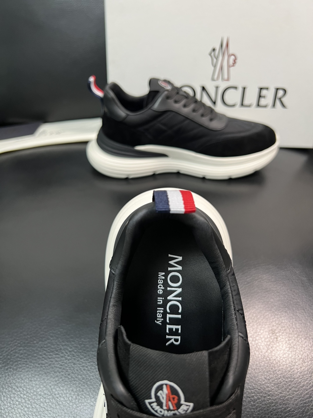 MONCLER  高品质  顶级工艺品   蒙口 新品专柜新款，原厂配置意大利进口牛皮搭配面料，高品质复