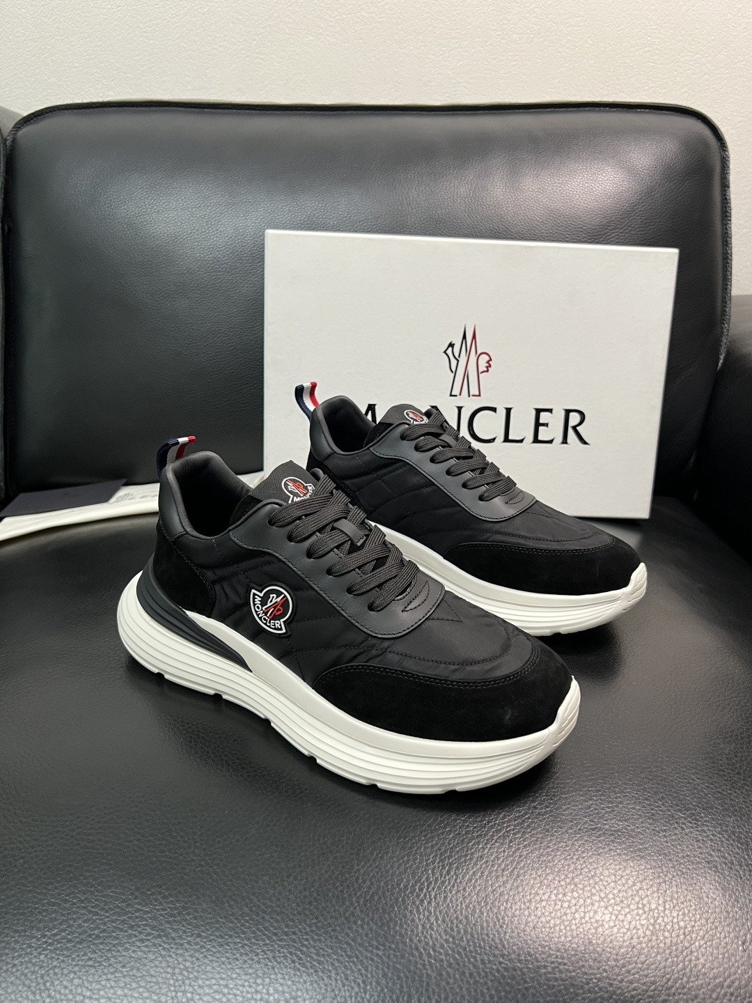 MONCLER  高品质  顶级工艺品   蒙口 新品专柜新款，原厂配置意大利进口牛皮搭配面料，高品质复