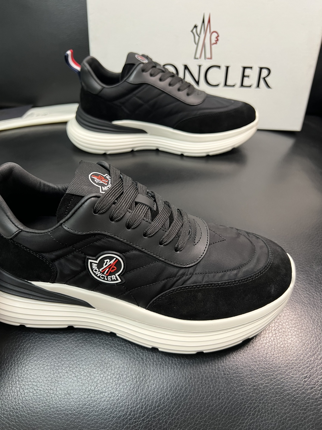 MONCLER  高品质  顶级工艺品   蒙口 新品专柜新款，原厂配置意大利进口牛皮搭配面料，高品质复