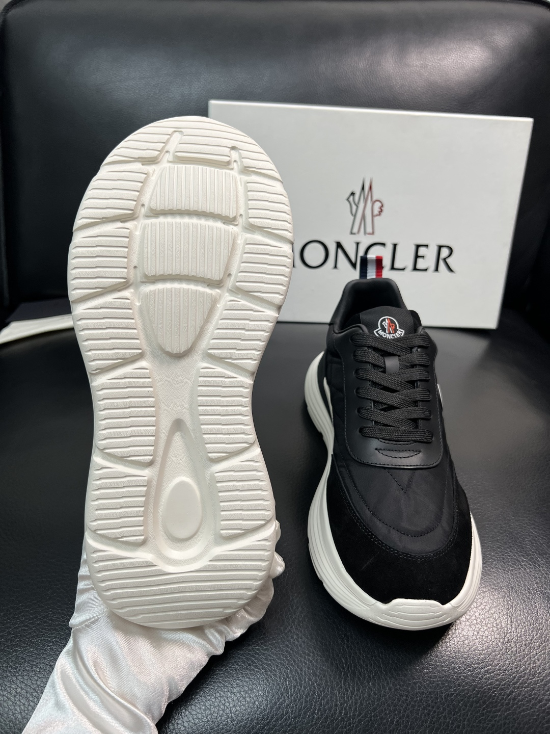 MONCLER  高品质  顶级工艺品   蒙口 新品专柜新款，原厂配置意大利进口牛皮搭配面料，高品质复