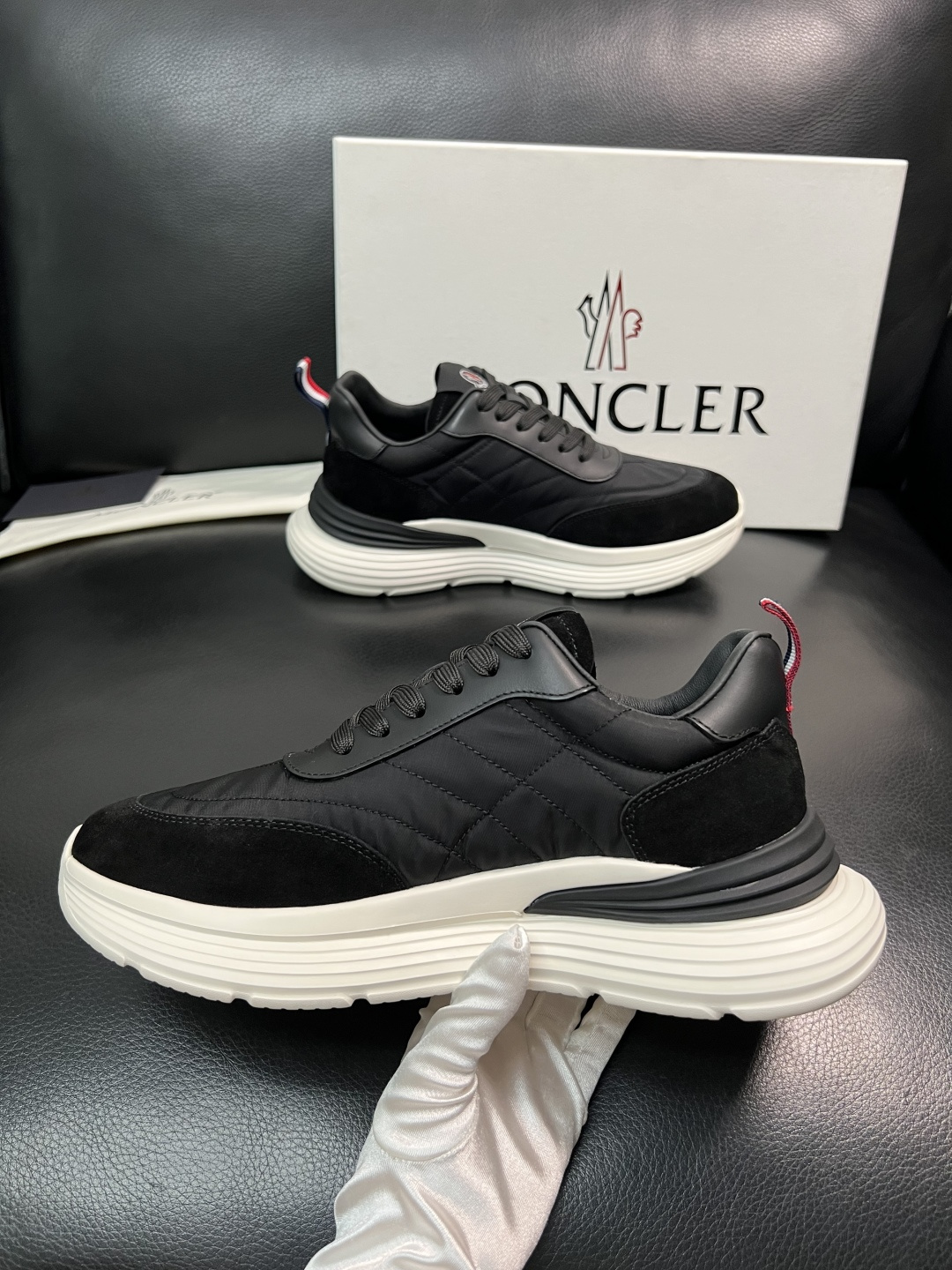 MONCLER  高品质  顶级工艺品   蒙口 新品专柜新款，原厂配置意大利进口牛皮搭配面料，高品质复