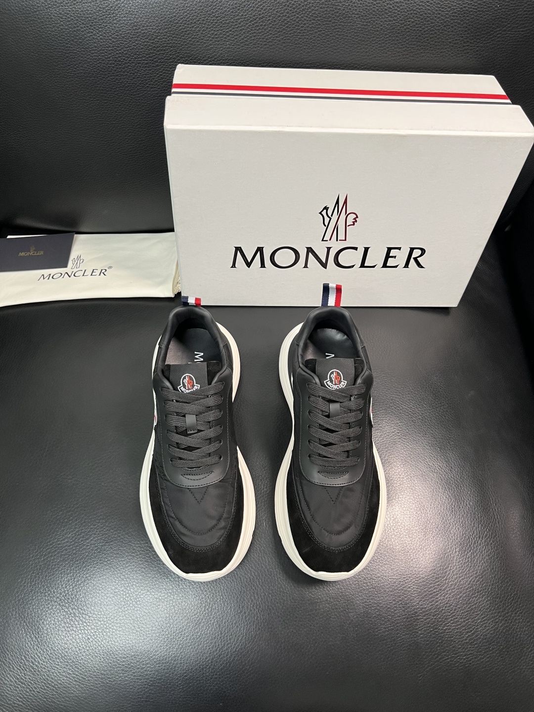MONCLER  高品质  顶级工艺品   蒙口 新品专柜新款，原厂配置意大利进口牛皮搭配面料，高品质复