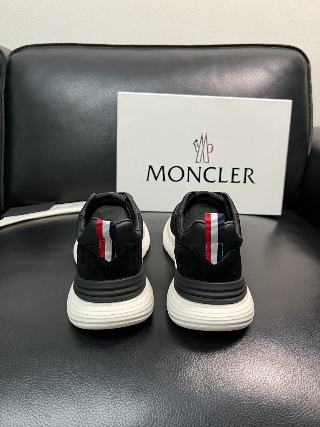 MONCLER  高品质  顶级工艺品   蒙口 新品专柜新款，原厂配置意大利进口牛皮搭配面料，高品质复