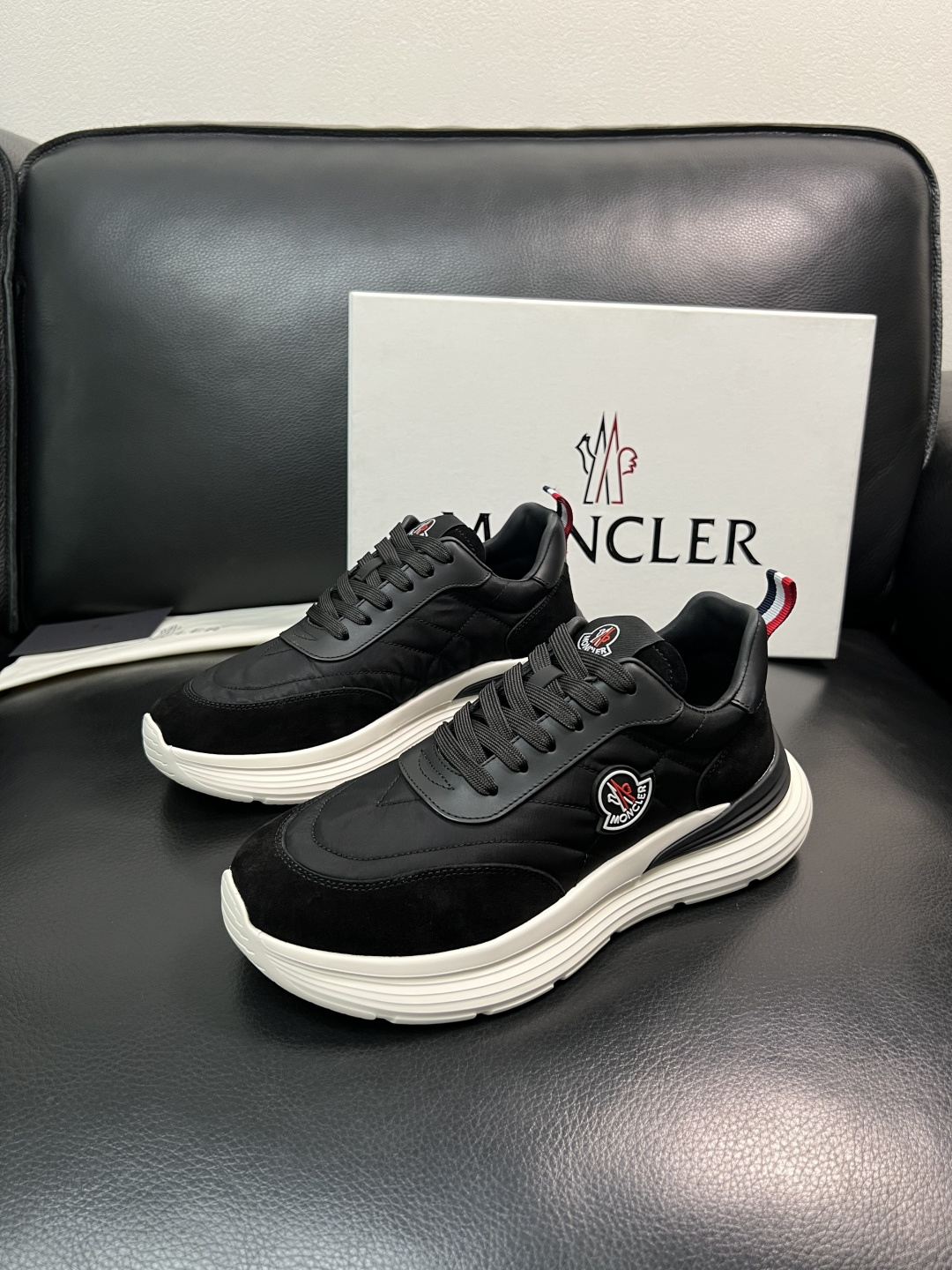 MONCLER  高品质  顶级工艺品   蒙口 新品专柜新款，原厂配置意大利进口牛皮搭配面料，高品质复