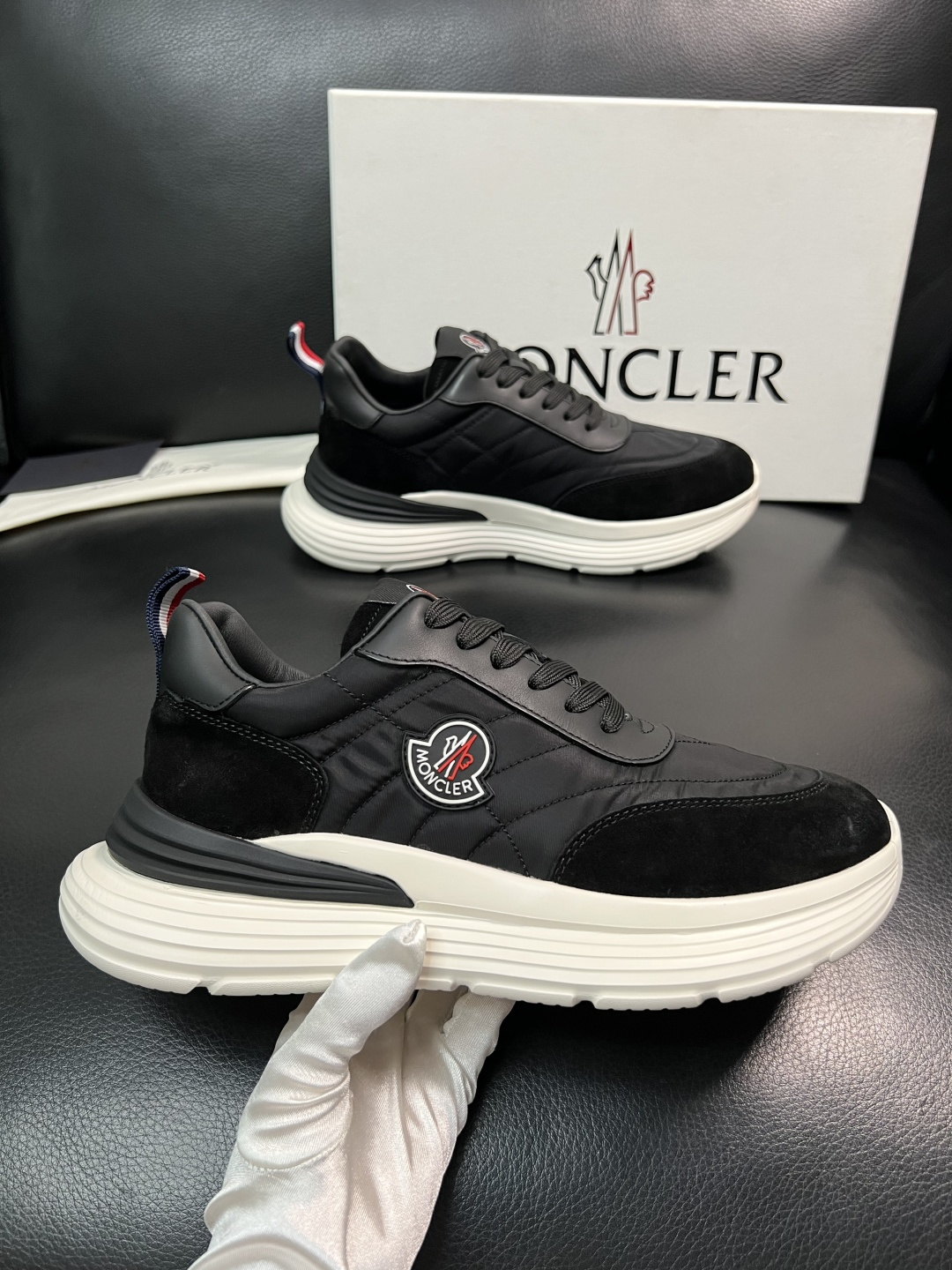 MONCLER  高品质  顶级工艺品   蒙口 新品专柜新款，原厂配置意大利进口牛皮搭配面料，高品质复