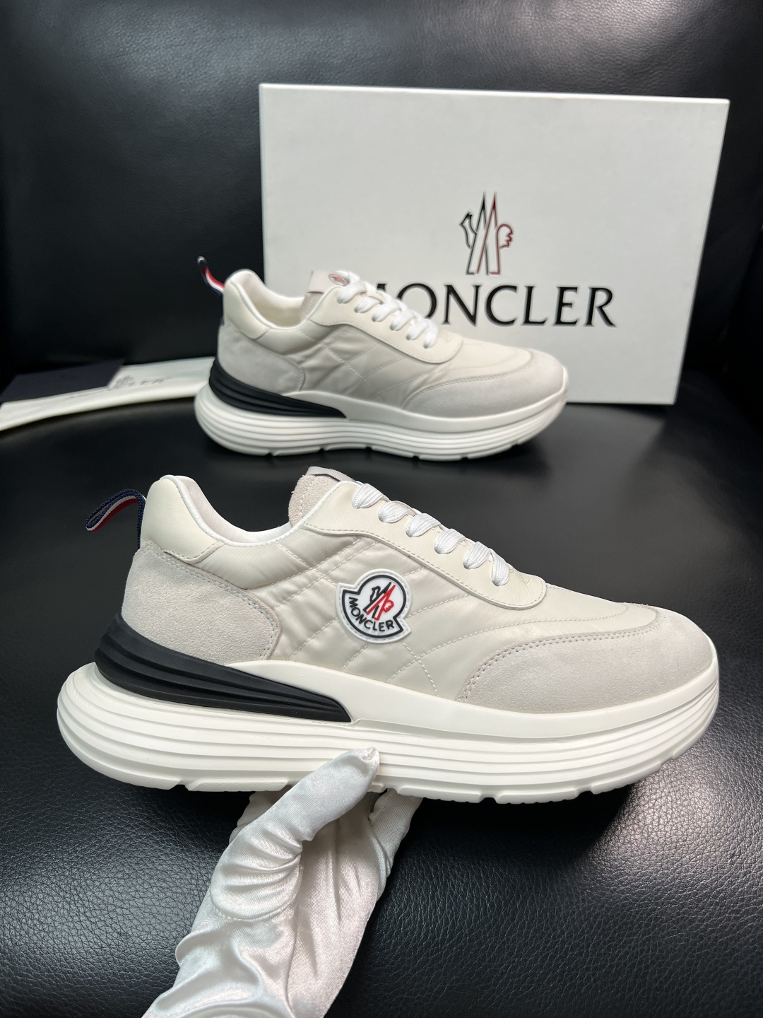MONCLER  高品质  顶级工艺品   蒙口 新品专柜新款，原厂配置意大利进口牛皮搭配面料，高品质复