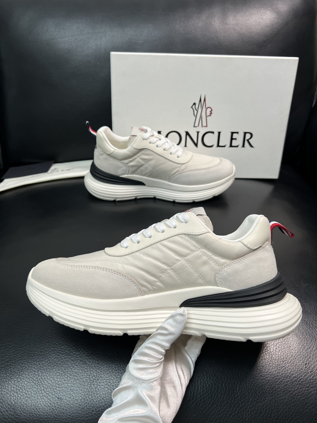 MONCLER  高品质  顶级工艺品   蒙口 新品专柜新款，原厂配置意大利进口牛皮搭配面料，高品质复