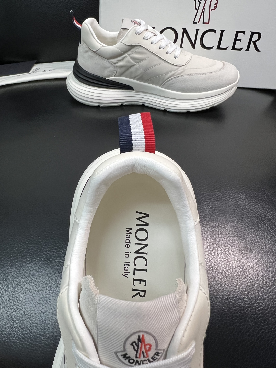 MONCLER  高品质  顶级工艺品   蒙口 新品专柜新款，原厂配置意大利进口牛皮搭配面料，高品质复