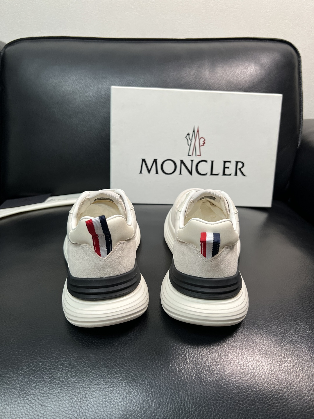 MONCLER  高品质  顶级工艺品   蒙口 新品专柜新款，原厂配置意大利进口牛皮搭配面料，高品质复