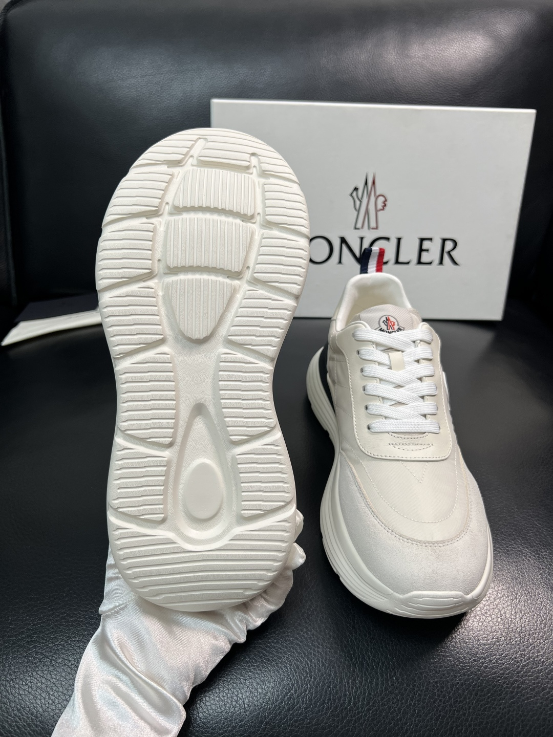 MONCLER  高品质  顶级工艺品   蒙口 新品专柜新款，原厂配置意大利进口牛皮搭配面料，高品质复