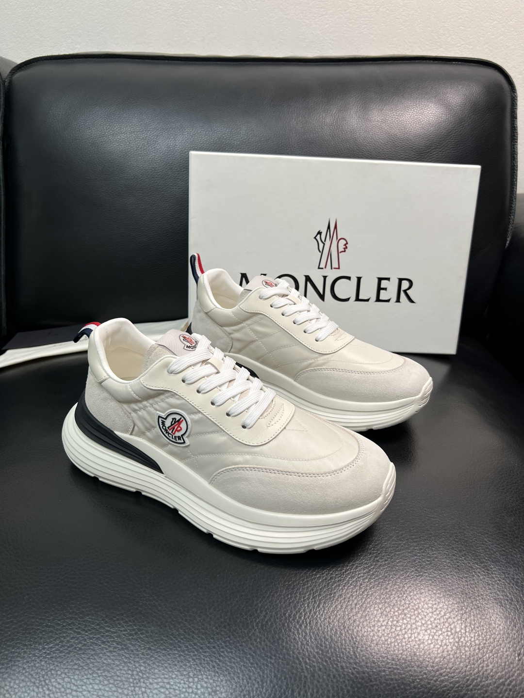 MONCLER  高品质  顶级工艺品   蒙口 新品专柜新款，原厂配置意大利进口牛皮搭配面料，高品质复