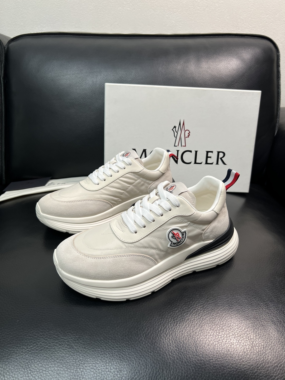 MONCLER  高品质  顶级工艺品   蒙口 新品专柜新款，原厂配置意大利进口牛皮搭配面料，高品质复