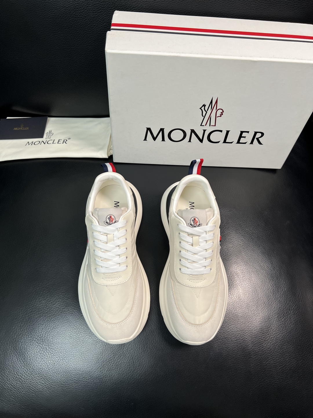 MONCLER  高品质  顶级工艺品   蒙口 新品专柜新款，原厂配置意大利进口牛皮搭配面料，高品质复