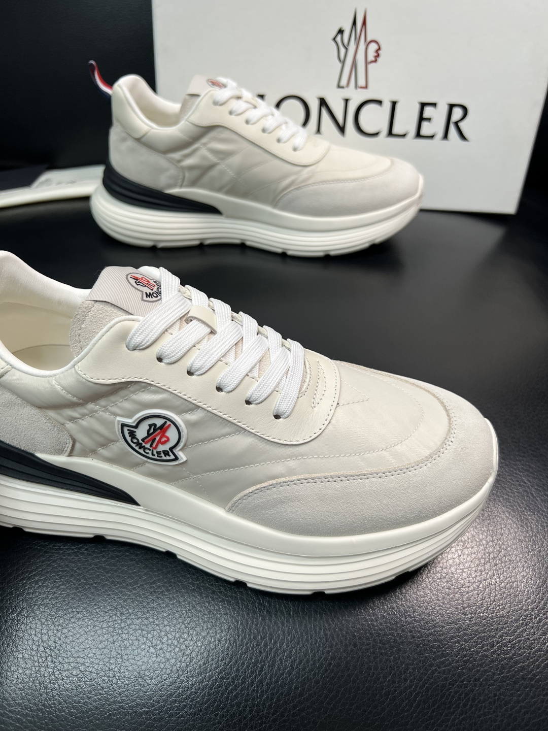 MONCLER  高品质  顶级工艺品   蒙口 新品专柜新款，原厂配置意大利进口牛皮搭配面料，高品质复
