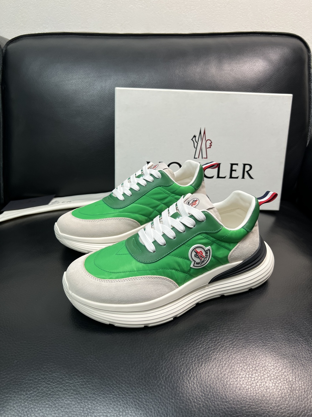 MONCLER  高品质  顶级工艺品   蒙口 新品专柜新款，原厂配置意大利进口牛皮搭配面料，高品质复