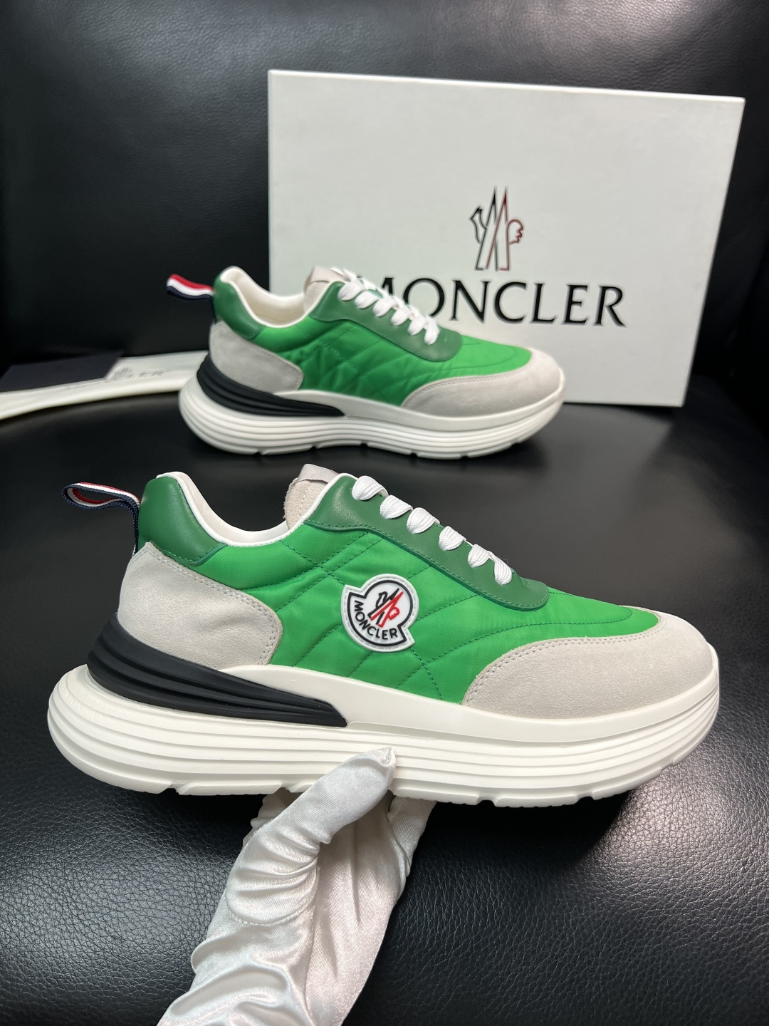 MONCLER  高品质  顶级工艺品   蒙口 新品专柜新款，原厂配置意大利进口牛皮搭配面料，高品质复