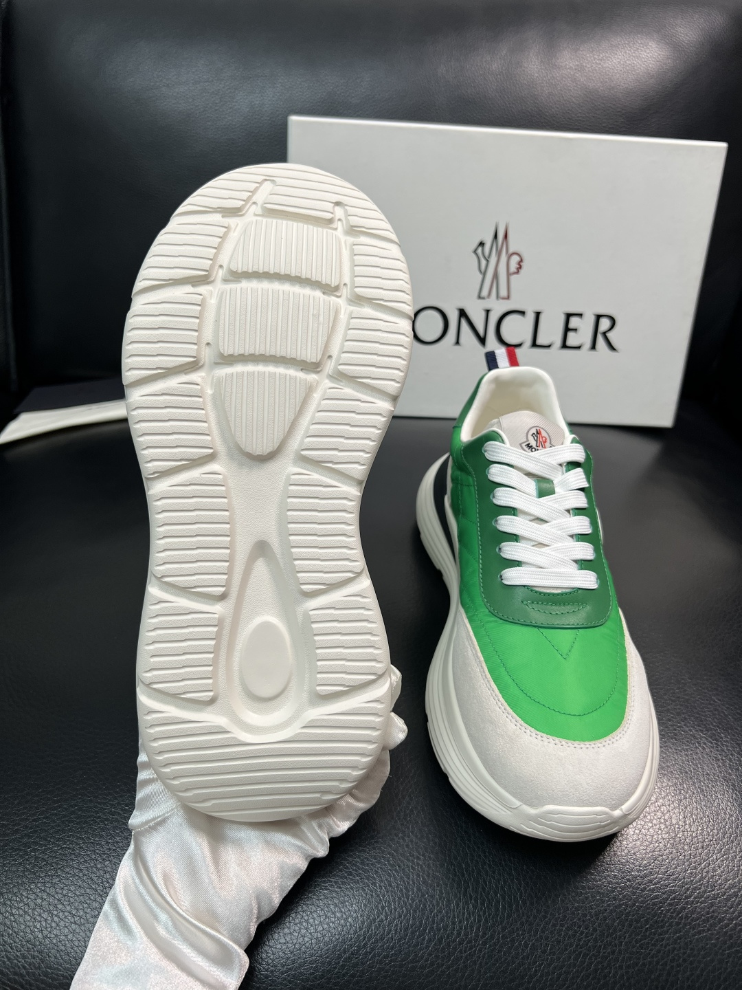 MONCLER  高品质  顶级工艺品   蒙口 新品专柜新款，原厂配置意大利进口牛皮搭配面料，高品质复