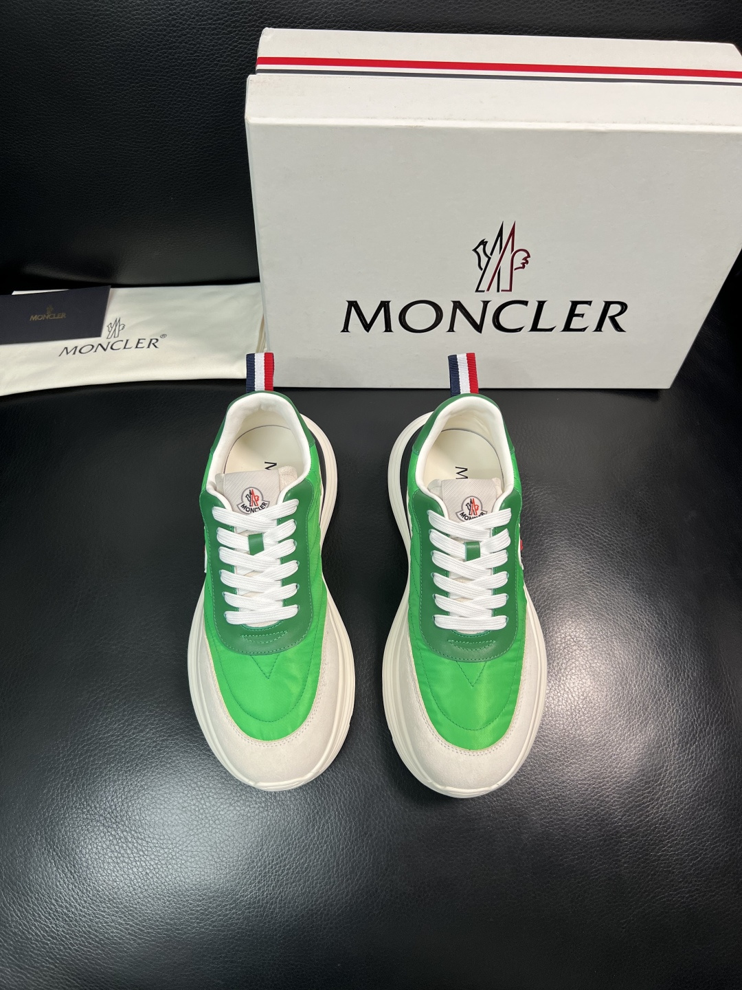 MONCLER  高品质  顶级工艺品   蒙口 新品专柜新款，原厂配置意大利进口牛皮搭配面料，高品质复