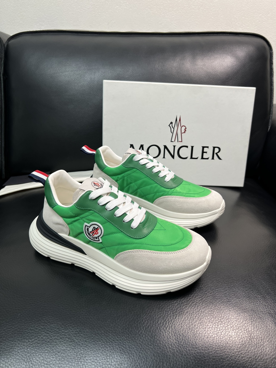 MONCLER  高品质  顶级工艺品   蒙口 新品专柜新款，原厂配置意大利进口牛皮搭配面料，高品质复