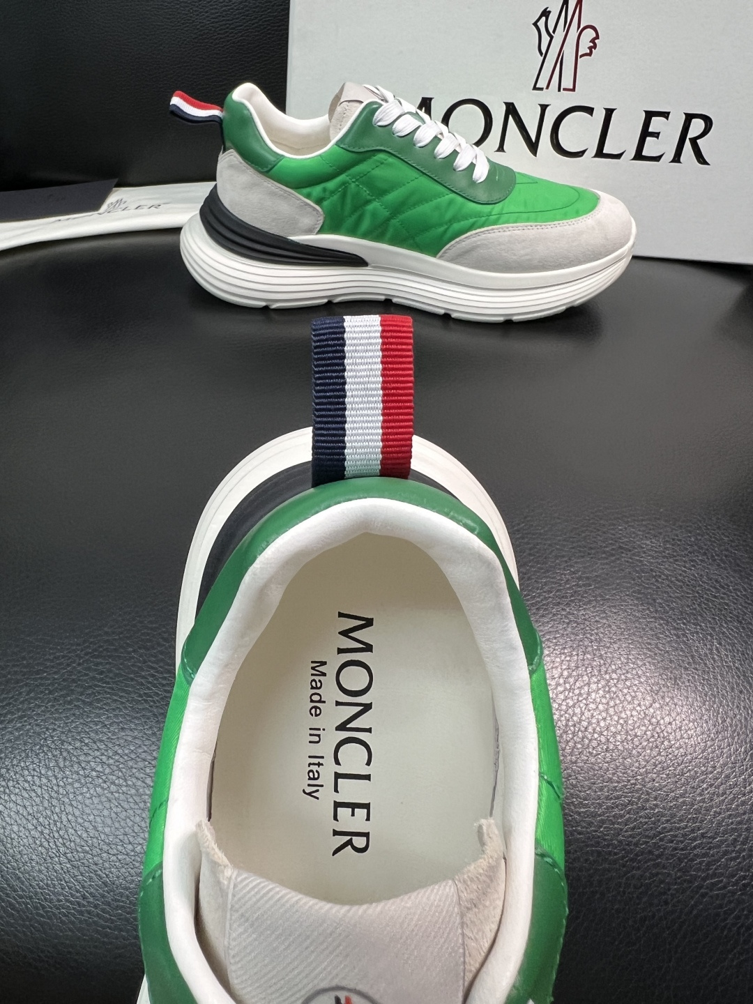 MONCLER  高品质  顶级工艺品   蒙口 新品专柜新款，原厂配置意大利进口牛皮搭配面料，高品质复