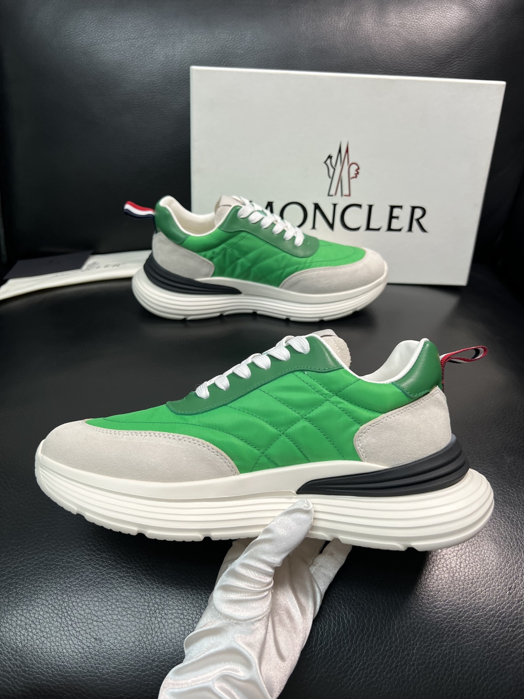 MONCLER  高品质  顶级工艺品   蒙口 新品专柜新款，原厂配置意大利进口牛皮搭配面料，高品质复