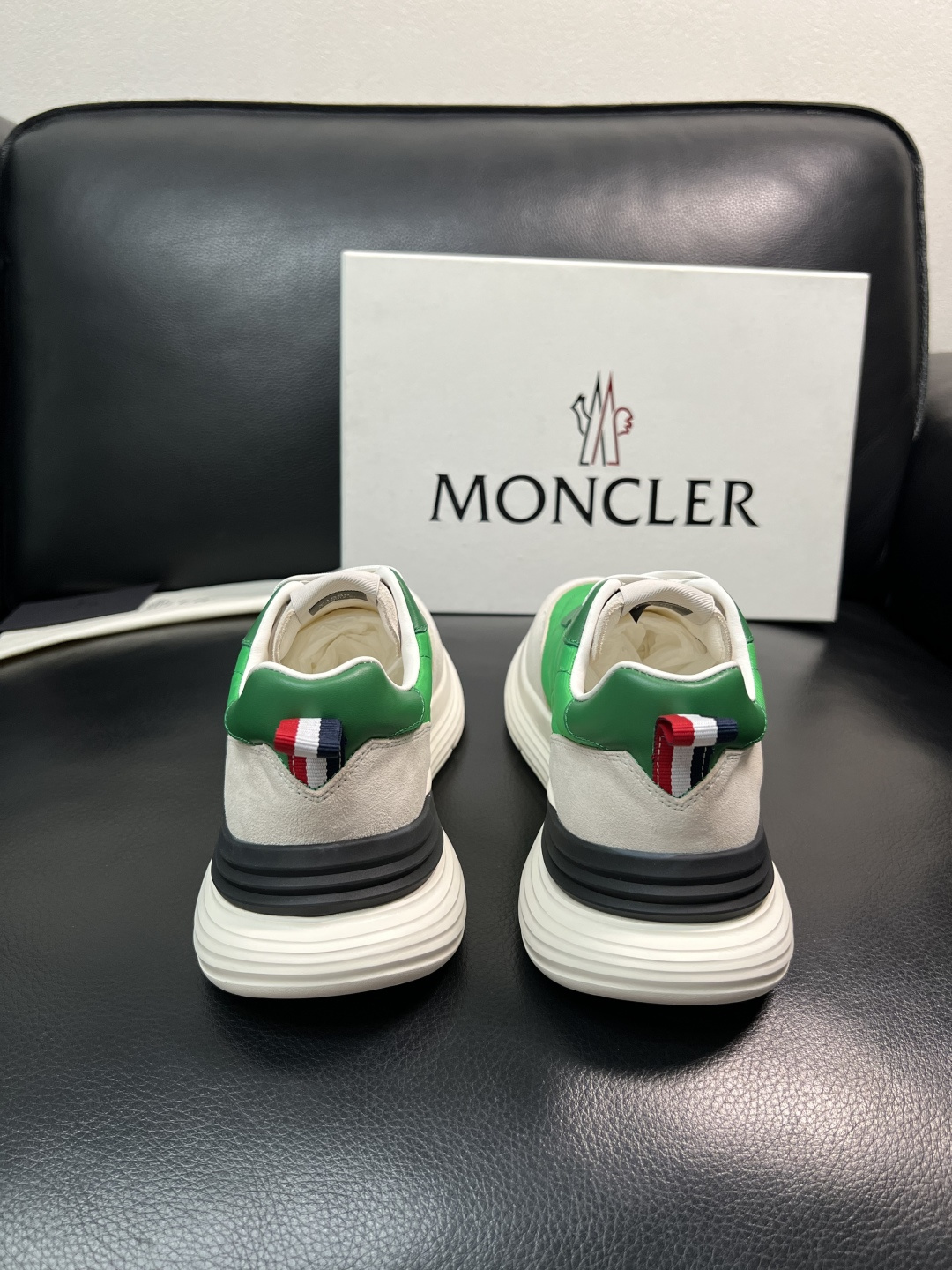 MONCLER  高品质  顶级工艺品   蒙口 新品专柜新款，原厂配置意大利进口牛皮搭配面料，高品质复