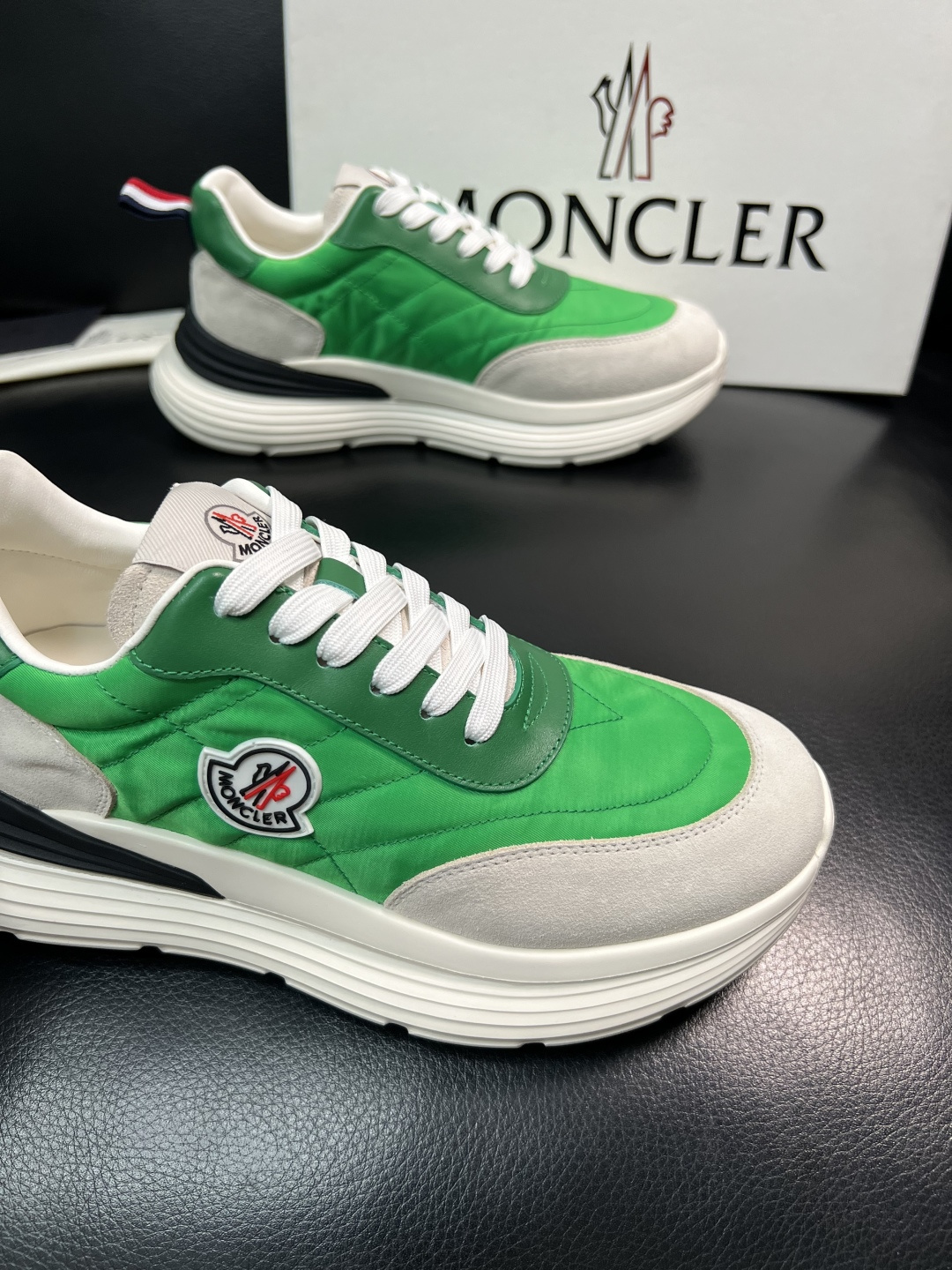 MONCLER  高品质  顶级工艺品   蒙口 新品专柜新款，原厂配置意大利进口牛皮搭配面料，高品质复