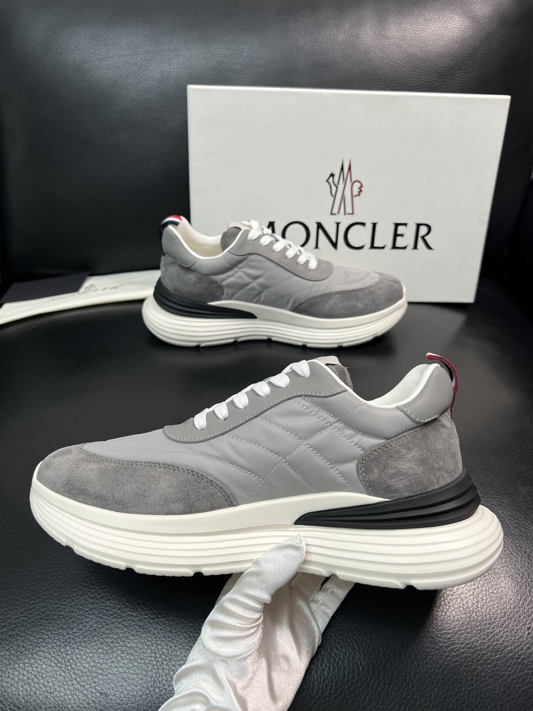 MONCLER  高品质  顶级工艺品   蒙口 新品专柜新款，原厂配置意大利进口牛皮搭配面料，高品质复