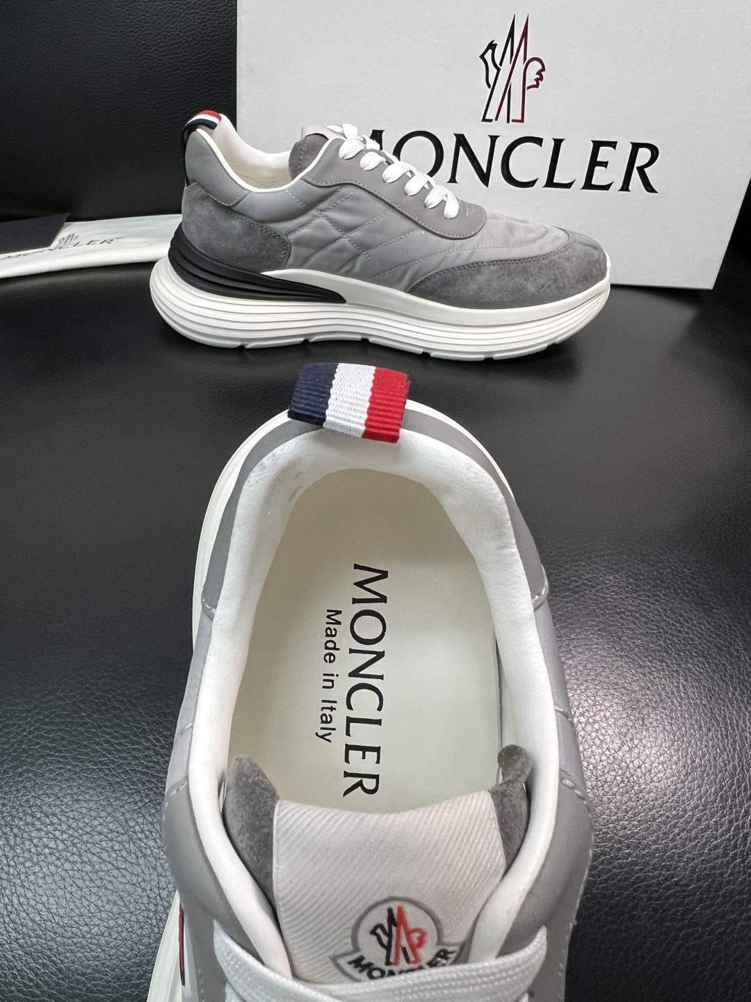 MONCLER  高品质  顶级工艺品   蒙口 新品专柜新款，原厂配置意大利进口牛皮搭配面料，高品质复