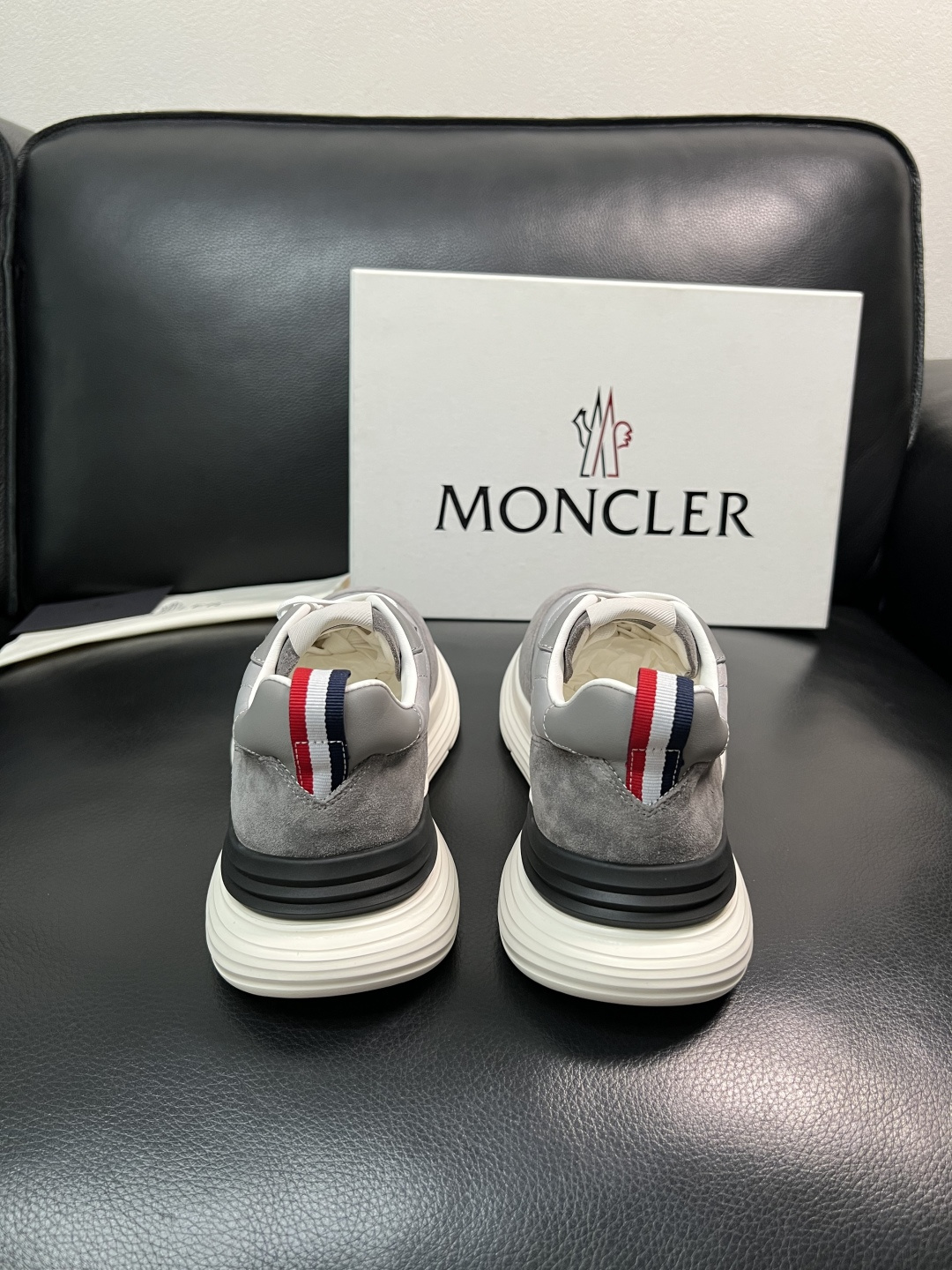 MONCLER  高品质  顶级工艺品   蒙口 新品专柜新款，原厂配置意大利进口牛皮搭配面料，高品质复