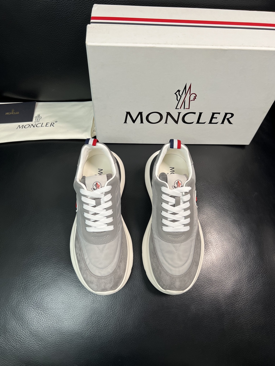 MONCLER  高品质  顶级工艺品   蒙口 新品专柜新款，原厂配置意大利进口牛皮搭配面料，高品质复