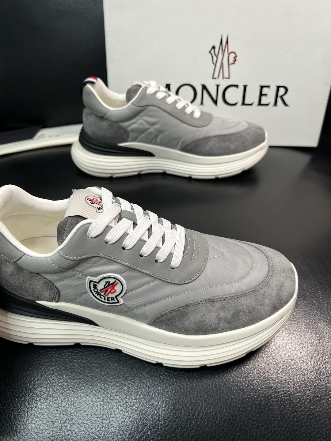 MONCLER  高品质  顶级工艺品   蒙口 新品专柜新款，原厂配置意大利进口牛皮搭配面料，高品质复