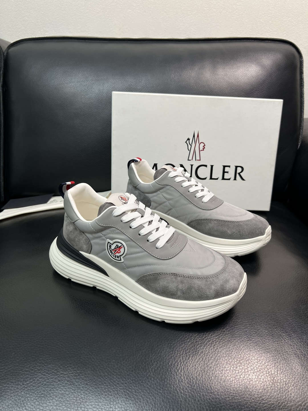 NO:783426,MONCLER high-quality top handicraft mouthpiece, new product counter, original factory configuration with Italian imported cowhide and fabrics, high-quality complex splicing process, imported water-dyed cowhide lining, breathable and comfortable, original soles specially provided by the factory, super comfortable, original factory order code number 39-44 (customized 38 45), Moncler, cowhide19860909MONCLER 高品质 顶级工艺品蒙口 新品专柜新款,原厂配置意大利进口牛皮搭配面料,高品质复杂拼接工艺,进口水染牛皮内里垫透气舒适 鞋底原厂特供原版底超级舒适,原厂跟单货 码数 39-44（订做 38 45）,,Moncler,cowhide,Men's shoes