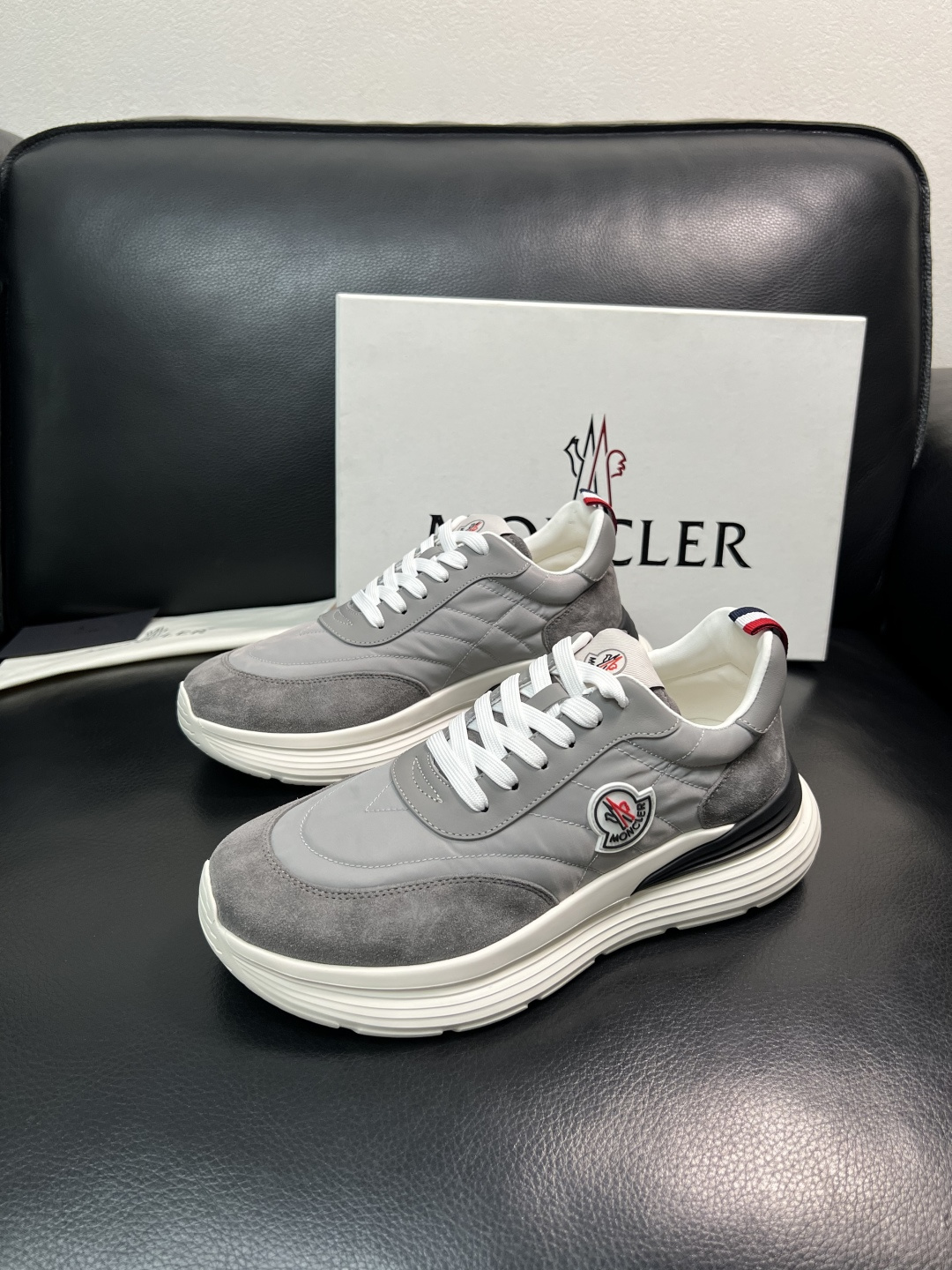 MONCLER  高品质  顶级工艺品   蒙口 新品专柜新款，原厂配置意大利进口牛皮搭配面料，高品质复
