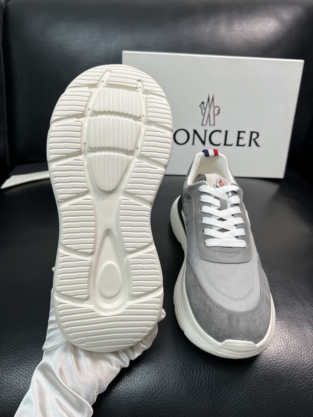 MONCLER  高品质  顶级工艺品   蒙口 新品专柜新款，原厂配置意大利进口牛皮搭配面料，高品质复