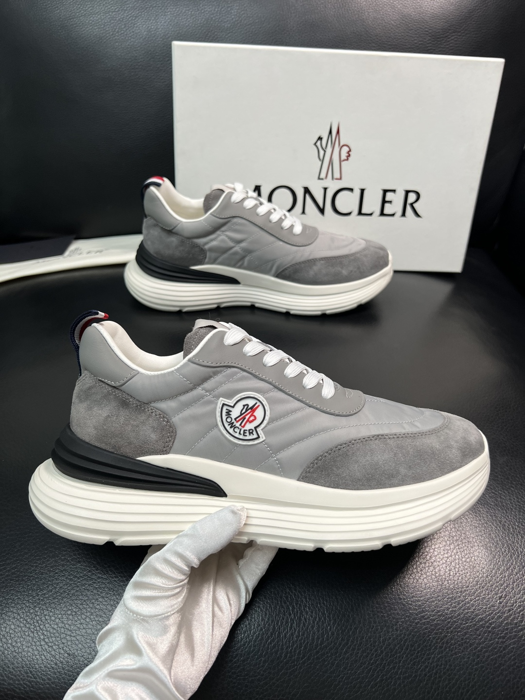 MONCLER  高品质  顶级工艺品   蒙口 新品专柜新款，原厂配置意大利进口牛皮搭配面料，高品质复