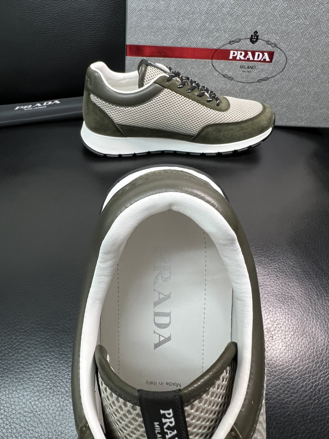 PRADA  高品质  顶级工艺品 普拉达 专柜同步 原厂配置，意大利进口原版牛皮面料，透气舒适进口水染