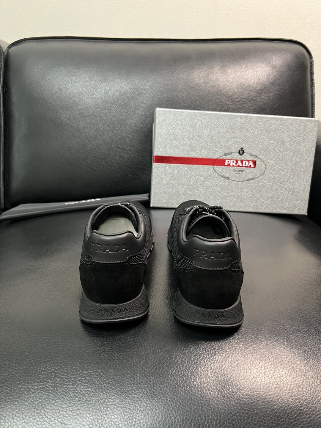 PRADA  高品质  顶级工艺品 普拉达 专柜同步 原厂配置，意大利进口原版牛皮面料，透气舒适进口水染