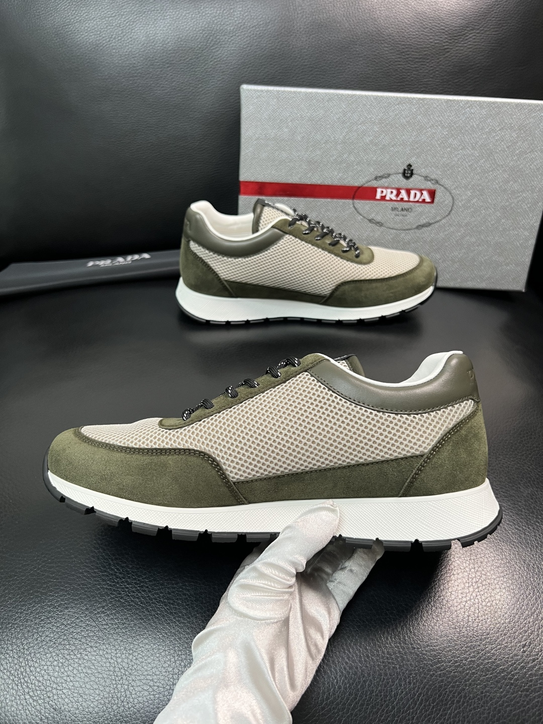 PRADA  高品质  顶级工艺品 普拉达 专柜同步 原厂配置，意大利进口原版牛皮面料，透气舒适进口水染
