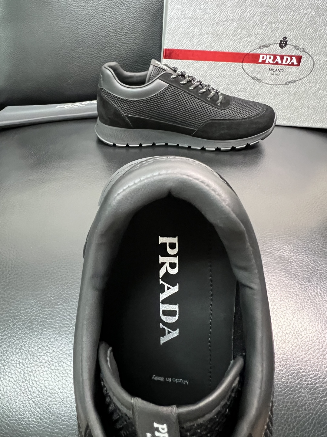 PRADA  高品质  顶级工艺品 普拉达 专柜同步 原厂配置，意大利进口原版牛皮面料，透气舒适进口水染