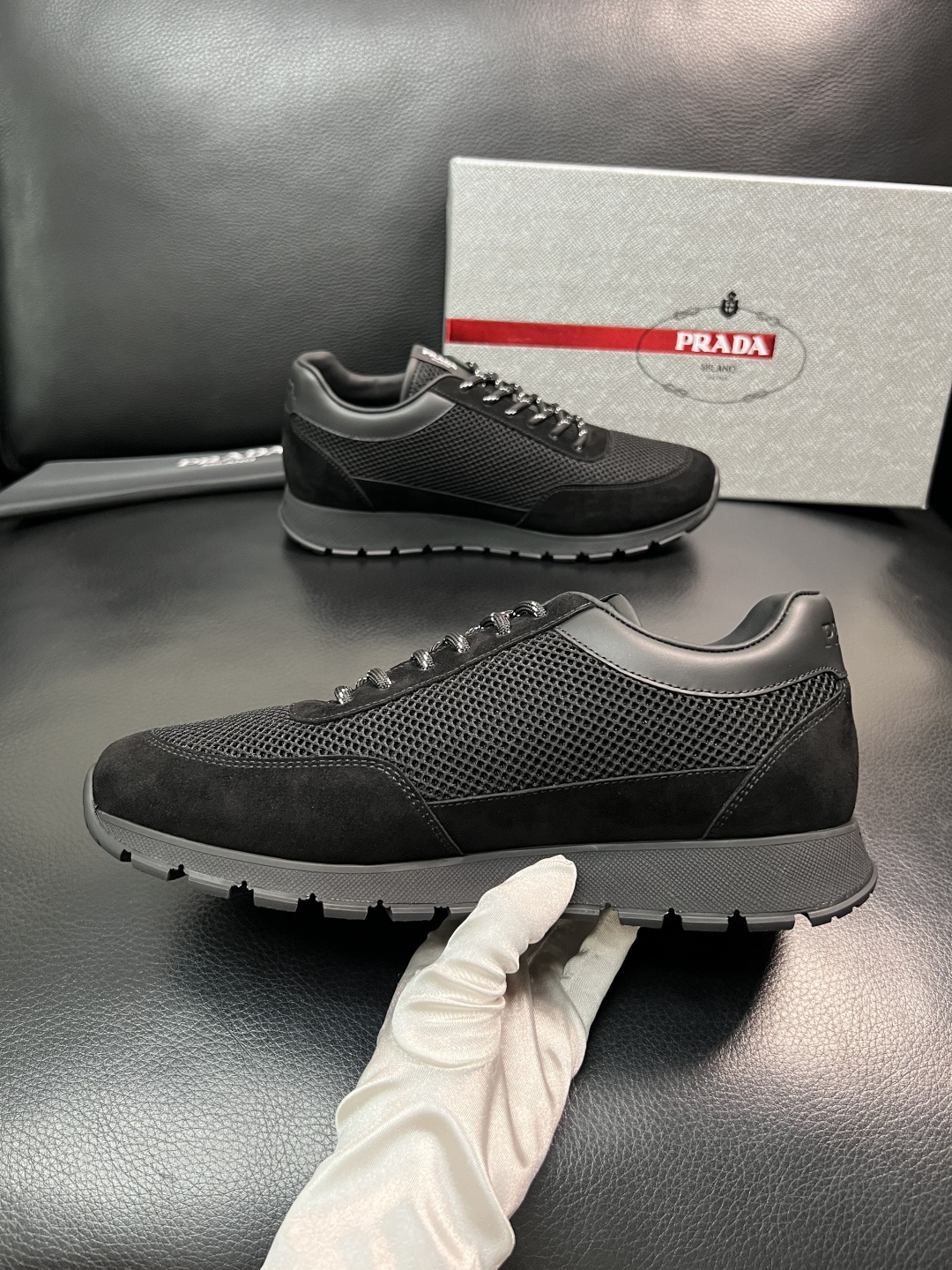 PRADA  高品质  顶级工艺品 普拉达 专柜同步 原厂配置，意大利进口原版牛皮面料，透气舒适进口水染